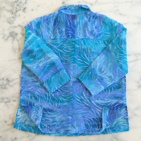 NWOT. Green and Blue Patterned Sheer Fabric 3/4 Sleeve Button Down Shirt. - Picture 4 of 4